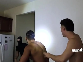 小白脸想偷东西却撞上硬茬 porn asian gay sex videos