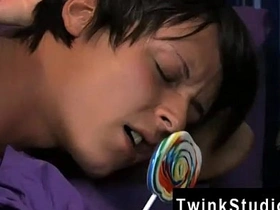 大屁股亚洲基佬电影 这个超级萌货边吃边 gay porn more chinese