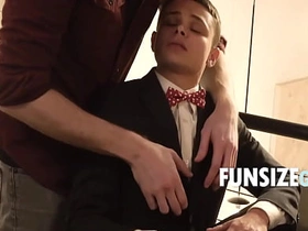 与嫩男友的情人节约会 indonesian gay porn outdoor