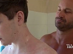 瘦猴打扫房子 继父就给他通水管 porn taiwan gay