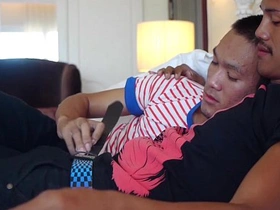 亚洲嫩男Daniel与Guy无套肛交 gay porn asian office